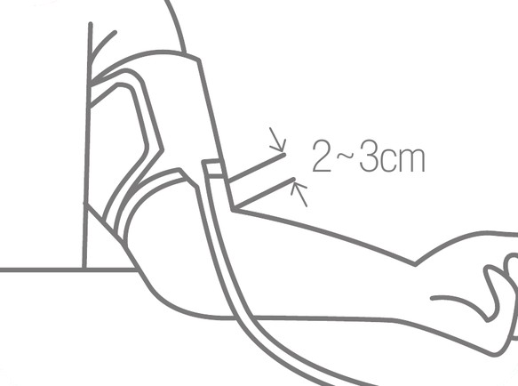 커프 아래쪽을 안쪽 팔꿈치 위 2~3cm에 두는 그림